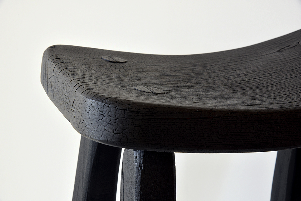 JAPANDI Tabouret comptoir en bois de Suar teint noir