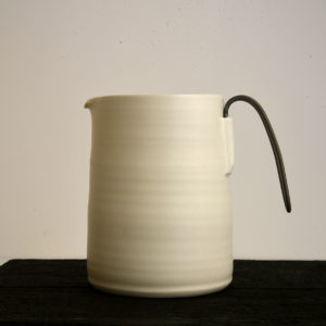Pichet anse métal Porcelaine Nathalie Audibert Céramique ouvrage boutique créateur